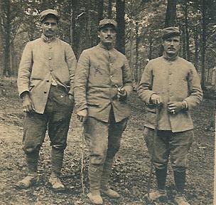 Joseph Morea, au centre, en compagnie de deux autres soldats