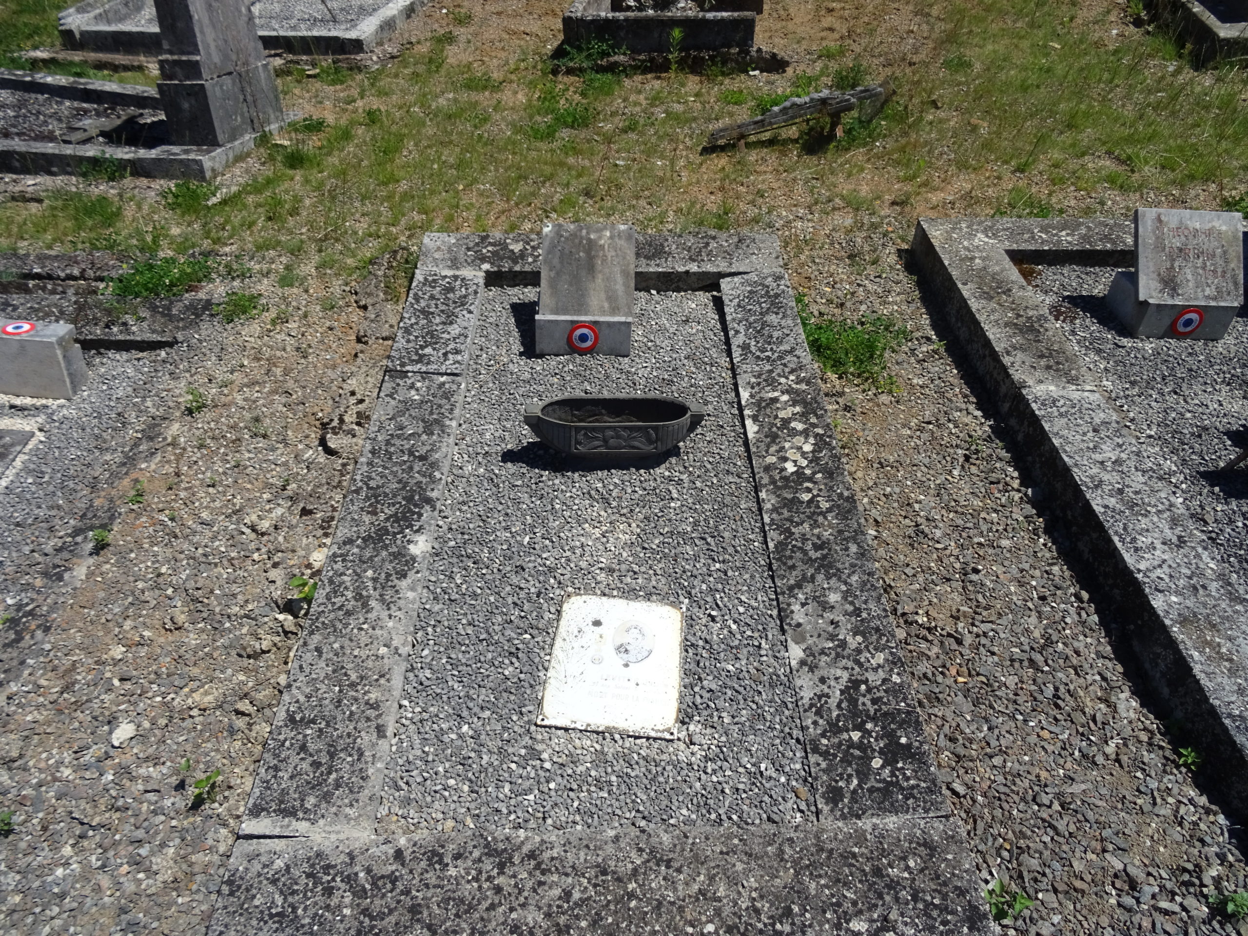 Photographie de la tombe de Julien Levitre au cimetière d'Arnay-le-Duc