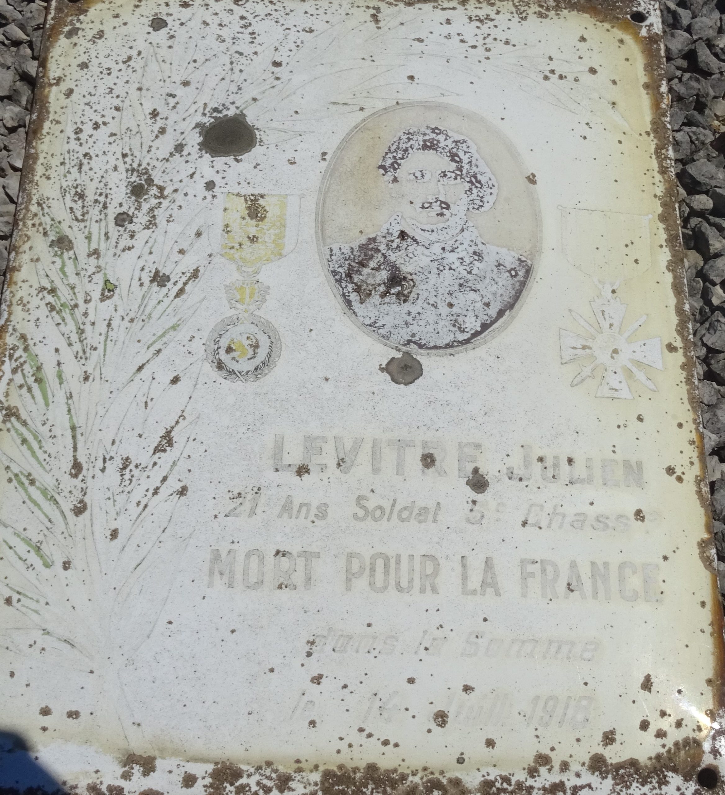 Photographie de la plaque présente sur la tombe de Julien Levitre au cimetière d'Arnay-le-Duc