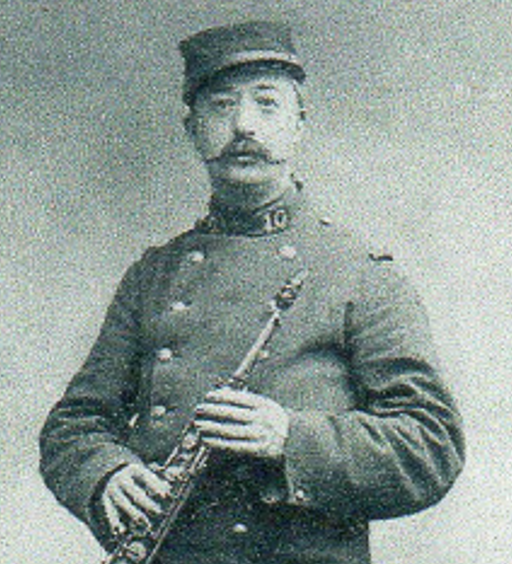 Portrait d'Edmond Rimet en uniforme avec son instrument